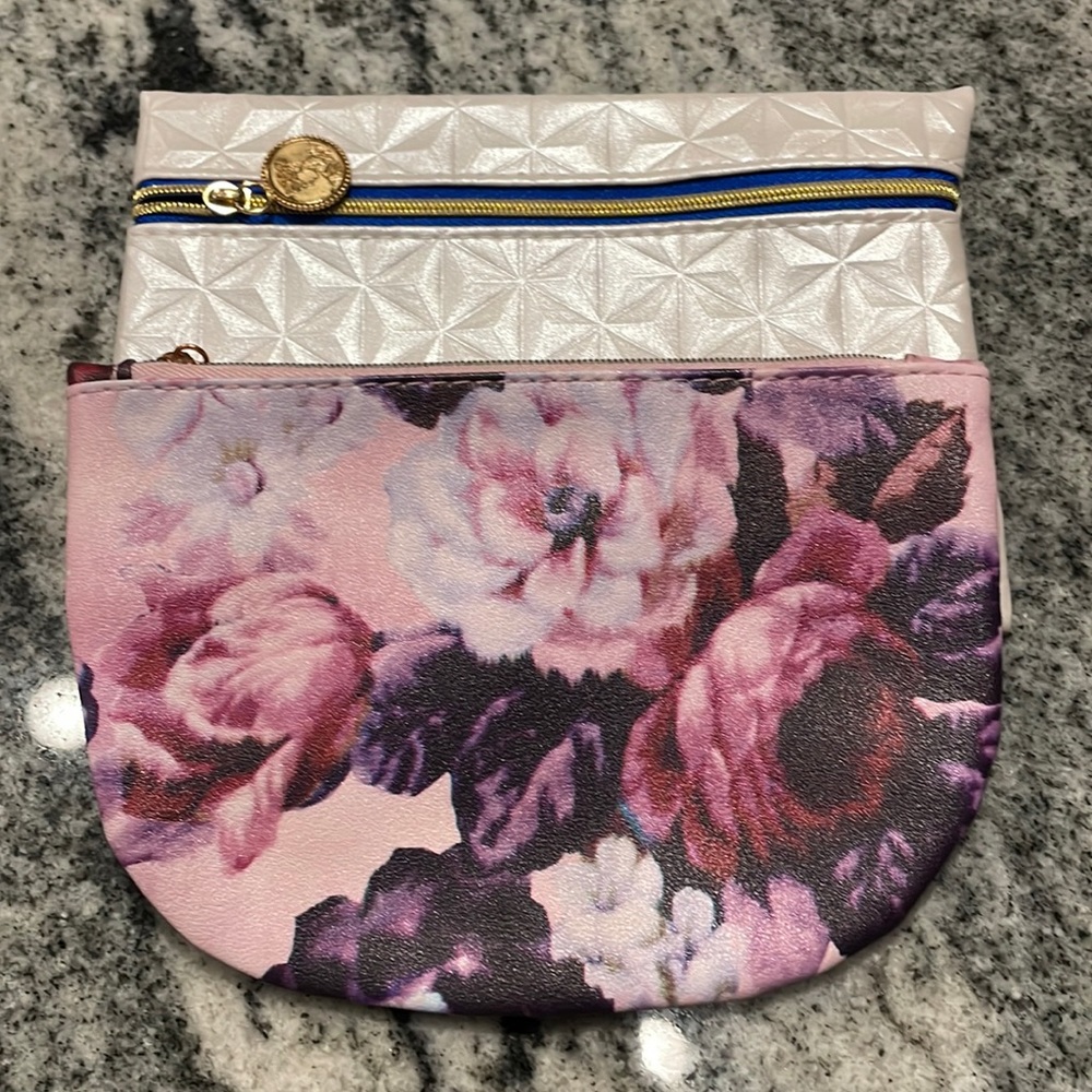 GONE to my first Poshmark follower customer 🥳🥳🥳🥳🥳Ipsy makeup bag bundle